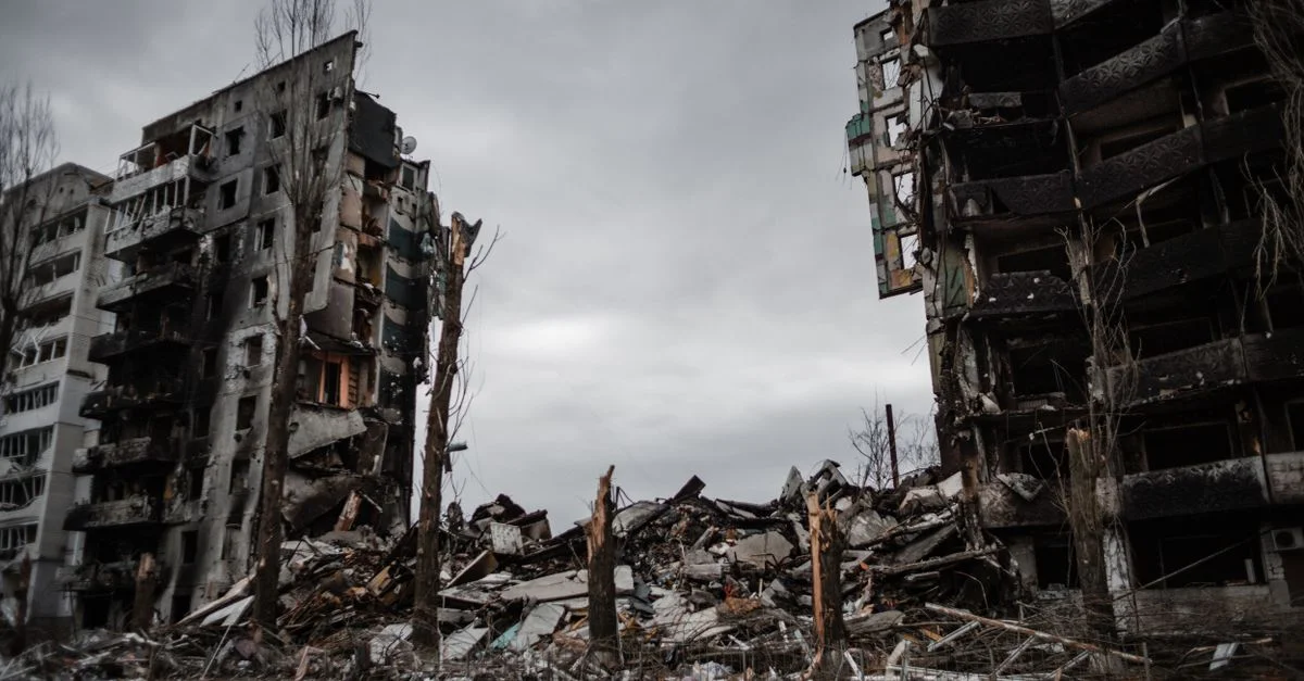 Bâtiments démolis à Borodyanka, Ukraine, montrant la dévastation urbaine.